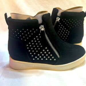Girls Kelly & Kate Hi top sneaker, silver‎ stars, size 2 M